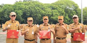 Apel Senin Pagi, Pj. Wali Kota Bekasi Serahkan Sederet Penghargaan Jelang Penghujung Tahun 2024 Kepada Para Perangkat Daerah