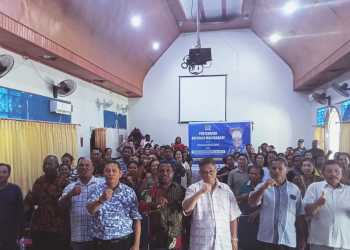 Anggota DPD RI, Yance Samonsabra bertemu Pendeta dan Warga Jemaat GBI provinsi Papua Barat//GRW