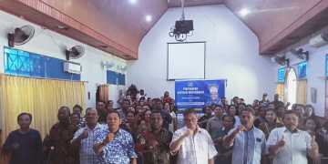 Anggota DPD RI, Yance Samonsabra bertemu Pendeta dan Warga Jemaat GBI provinsi Papua Barat//GRW