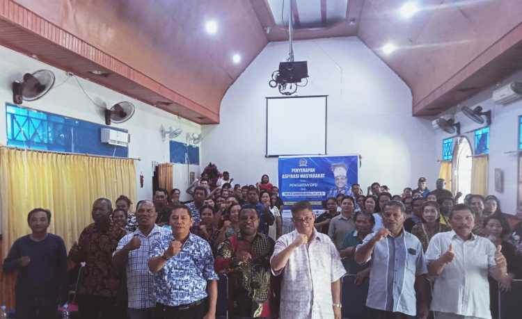 Anggota DPD RI, Yance Samonsabra bertemu Pendeta dan Warga Jemaat GBI provinsi Papua Barat//GRW