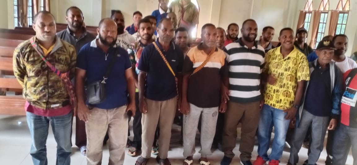 FOTO : Lamek Dowansiba, Anggota DPR RI Perwakilan Papua Barat saat bertemu perwakilan masyarakat 10 distrik di kabupaten Pegaf