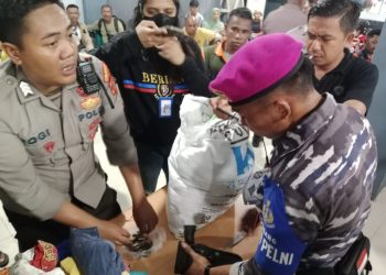 UPAYA PENYELUNDUPAN SENJATA API ILEGAL DI PELABUHAN AMBON BERHASIL DIGAGALKAN PRAJURIT MARINIR TNI AL