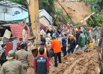 AKSI CEPAT TANGGAP, PRAJURIT TNI AL BANTU PENANGANAN BENCANA TANAH LONGSOR DI KOTA BATAM 