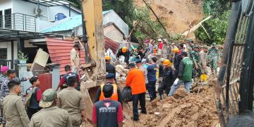 AKSI CEPAT TANGGAP, PRAJURIT TNI AL BANTU PENANGANAN BENCANA TANAH LONGSOR DI KOTA BATAM 