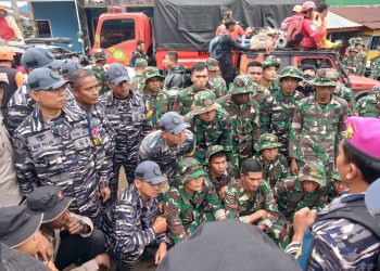 TNI AL SISIR ALIRAN SUNGAI DI HARI KETIGA EVAKUASI LONGSOR DI PEKALONGAN