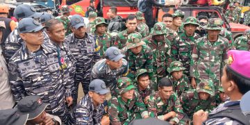 TNI AL SISIR ALIRAN SUNGAI DI HARI KETIGA EVAKUASI LONGSOR DI PEKALONGAN