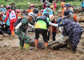 PEDULI BENCANA ALAM, TNI AL KEMBALI EVAKUASI DUA KORBAN DAN BAGIKAN OBAT-OBATAN BAGI WARGA TERDAMPAK TANAH LONGSOR PEKALONGAN