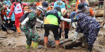 PEDULI BENCANA ALAM, TNI AL KEMBALI EVAKUASI DUA KORBAN DAN BAGIKAN OBAT-OBATAN BAGI WARGA TERDAMPAK TANAH LONGSOR PEKALONGAN