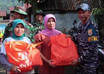 TNI AL TERJUNKAN TIM KESEHATAN UNTUK MASYARAKAT SEKITAR TERJADINYA BENCANA TANAH LONGSOR DI PEKALONGAN