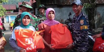 TNI AL TERJUNKAN TIM KESEHATAN UNTUK MASYARAKAT SEKITAR TERJADINYA BENCANA TANAH LONGSOR DI PEKALONGAN