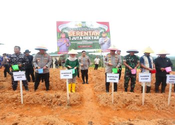 SUKSESKAN 1 JUTA HEKTARE JAGUNG: POLDA KEPRI TANAM 30.000 BIBIT DI TELUK MATA IKAN
