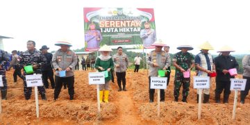 SUKSESKAN 1 JUTA HEKTARE JAGUNG: POLDA KEPRI TANAM 30.000 BIBIT DI TELUK MATA IKAN