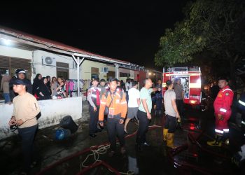 RESPONS CEPAT POLDA KEPRI TANGANI KEBAKARAN DI ASRAMA POLRESTA BARELANG