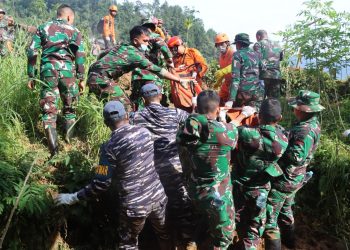 TNI AL BERSAMA TIM SATGAS BENCANA KEMBALI EVAKUASI DUA JENAZAH KORBAN LONGSOR DI PEKALONGAN