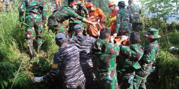 TNI AL BERSAMA TIM SATGAS BENCANA KEMBALI EVAKUASI DUA JENAZAH KORBAN LONGSOR DI PEKALONGAN
