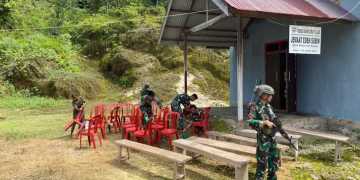 TNI Gotong Royong Pembersihan Gedung Gereja di Maybrat