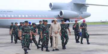 PERKUAT HUBUNGAN PERSAHABATAN, KASAL DAMPINGI MENHAN RI DAN PANGLIMA TNI TINJAU KAPAL INDUK PRANCIS DI NTB
