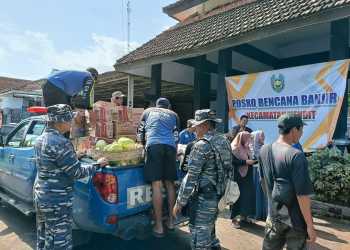 AKSI GERAK CEPAT PRAJURIT TNI AL BANTU MASYARAKAT TERDAMPAK BANJIR DI SITUBONDO