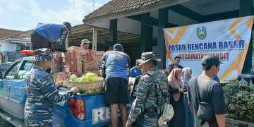 AKSI GERAK CEPAT PRAJURIT TNI AL BANTU MASYARAKAT TERDAMPAK BANJIR DI SITUBONDO