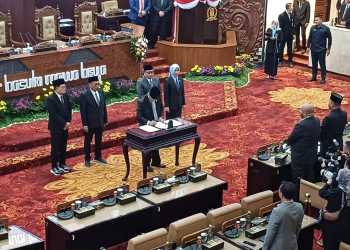 Tanpa Kehadiran Khofifah-Emil DPRD Jatim Gelar Paripurna Penetapan Gubernur-Wagub Terpilih