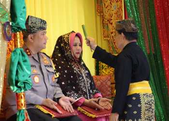 Kapolda Kepri Irjen Pol. Asep Safrudin Terima Prosesi Tepuk Tepung Tawar Adat Melayu di Gedung LAM Kepri