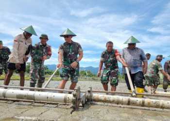 Panglima Kodam XVIII Kasuari, Mayjen Jimmy Ramoz Manalu melakukan penyemaian benih Padi perdana di kampung Bowisubur, Distrik Masni, Manokwari, Papua Barat//GRW