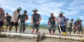 Panglima Kodam XVIII Kasuari, Mayjen Jimmy Ramoz Manalu melakukan penyemaian benih Padi perdana di kampung Bowisubur, Distrik Masni, Manokwari, Papua Barat//GRW