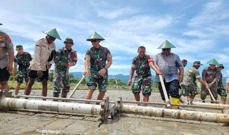 Panglima Kodam XVIII Kasuari, Mayjen Jimmy Ramoz Manalu melakukan penyemaian benih Padi perdana di kampung Bowisubur, Distrik Masni, Manokwari, Papua Barat//GRW