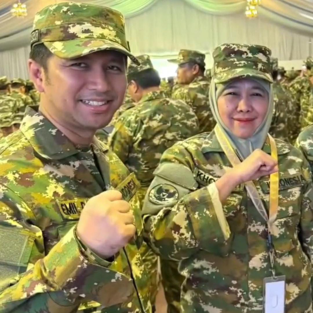  Foto bersama Khofifah-Emil dalam rangkaian penutupan Retret Kepala Daerah di Magelang 