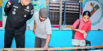Kasatgas Humas Ops Damai Cartenz-2025, Kombes Pol.Yusuf Sutejo, S.I.K., M.T., saat mengunjungi Sanggar//istimewa