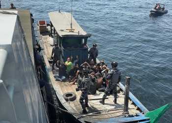 TNI AL TANGKAP KAPAL PENGANGKUT 12 PEKERJA MIGRAN NON PROSEDURAL TUJUAN MALAYSIA DI PERAIRAN SELAT MALAKA