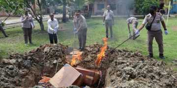 Pemusnahan jeroan dan telur ayam serta sejumlah unggas di Kantor Balai Karantina Papua Barat Daya di Sorong//IST