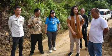 Longsor Menimpa Humbang, Dengan Sigap Wakil Bupati Humbahas Junita Rebeka Marbun, SH, MAP Tinjau Lanah Longsor dan Banjir di Kecamatan Pakkat