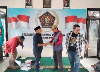 PWI Bekasi Raya Serahkan KTA dan Sertifikat Bagi Peserta OKK Tahun 2024