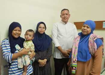 Bertkad Peduli Terhadap Penderitaan Warga, Usai Sidak Puskesmas, Wali Kota Bekasi Jenguk Bayi Korban Obat Kadaluwarsa di RSUD CAM