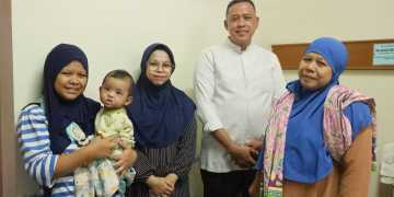 Bertkad Peduli Terhadap Penderitaan Warga, Usai Sidak Puskesmas, Wali Kota Bekasi Jenguk Bayi Korban Obat Kadaluwarsa di RSUD CAM