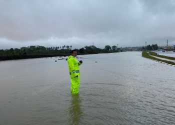 Akibat Curah Hujan Tinggi Ruas Jalan Dilanda Banjir Bagai Lautan, Polda Kepri Gerak Cepat Atasi Kemacetan Akibat Banjir