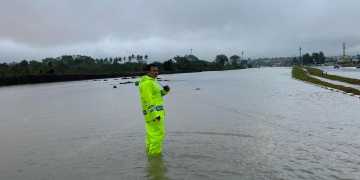 Akibat Curah Hujan Tinggi Ruas Jalan Dilanda Banjir Bagai Lautan, Polda Kepri Gerak Cepat Atasi Kemacetan Akibat Banjir