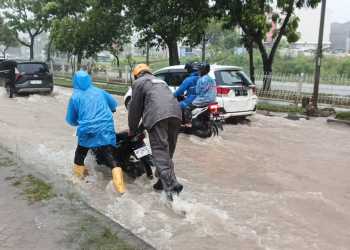 Dampak Banjir & Pohon Tumbang, Satbrimob Polda Kepri Terjunkan Anggotanya di Batam, Bintan & Karimun Atasi Bencana
