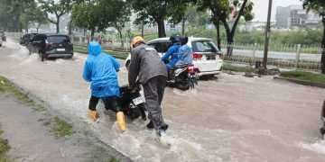 Dampak Banjir & Pohon Tumbang, Satbrimob Polda Kepri Terjunkan Anggotanya di Batam, Bintan & Karimun Atasi Bencana