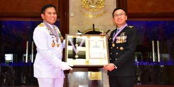 Panglima TNI bersama KSAL Laksamana TNI Dr. Muhammad Ali Berikan Tanda Kehormatan “Bintang Jalasena Utama” Kepada Chief Of The Republic Of Singapore NAVY (RSN)