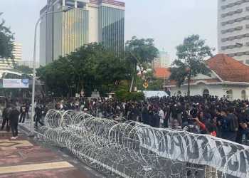 Ricuh Demo Tolak UU TNI Di Grahadi Jurnalis Beritajatim  dan Polisi Jadi Korban