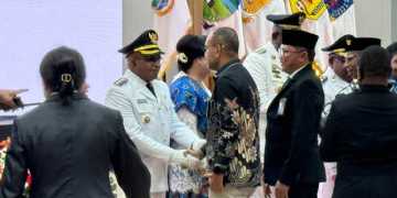 irector dan EVP Sustainable Development PTFI, Claus Wamafma menyampaikan ucapan selamat kepada Bupati Mimika Johannes Rettob dan Wabup Mimika Emanuel Kemong
