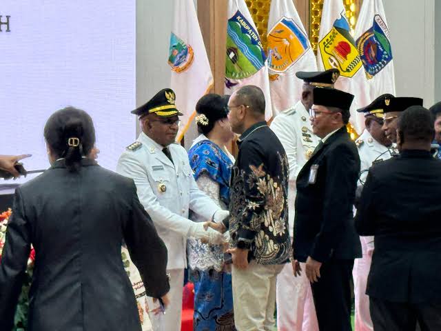 irector dan EVP Sustainable Development PTFI, Claus Wamafma menyampaikan ucapan selamat kepada Bupati Mimika Johannes Rettob dan Wabup Mimika Emanuel Kemong