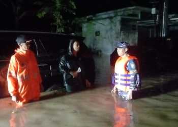 AKSI TANGGAP BENCANA BANJIR DI BANTUL DAN KULONPROGO, TNI AL TERJUNKAN PASUKAN UNTUK EVAKUASI MASYARAKAT