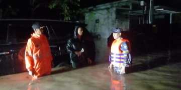 AKSI TANGGAP BENCANA BANJIR DI BANTUL DAN KULONPROGO, TNI AL TERJUNKAN PASUKAN UNTUK EVAKUASI MASYARAKAT
