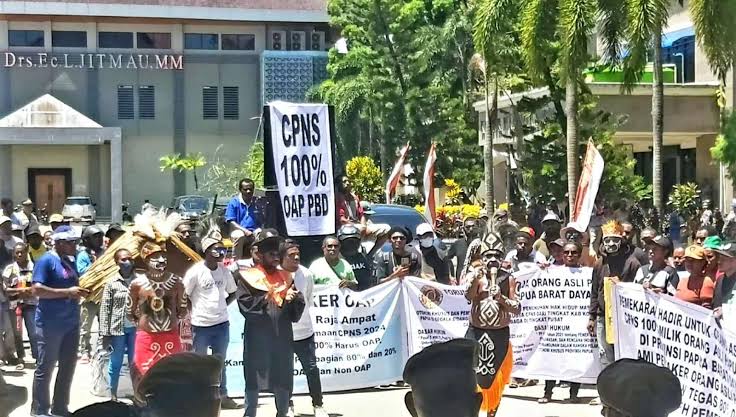  Demo Para Pencaker OAP di Kantor Gubernur Papua Barat Daya