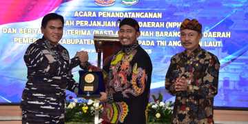 TNI AL akan bangun pangkalan di madura, Kasal terima aset tanah barang pemerintah kabupaten sumenep.