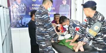 PEDULI TERHADAP MASYARAKAT PESISIR, TNI AL GELAR PELAYANAN KESEHATAN GRATIS DI NUNUKAN