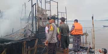 TNI AL dan TIM SAR Gabungan Sigap Bantu Padamkan Kebakaran Rumah Warga di Desa Bahaur Tengah